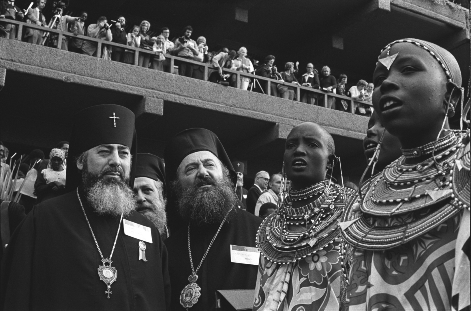 Orthodoxe Priester und Eingeborene afrikanischevFrauen 