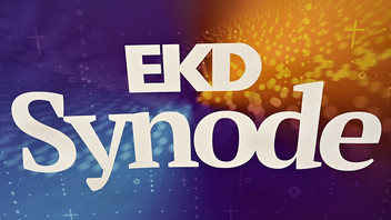 Symbol der EKD-Synode auf buntem Untergrund.