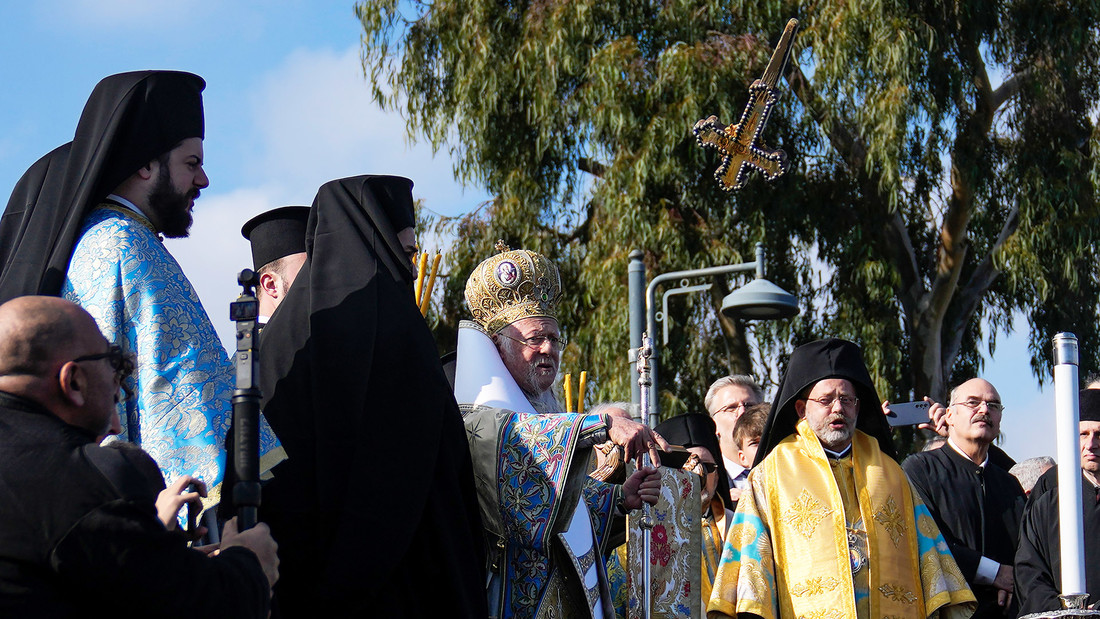 Der Ökumenische Patriarch Bartholomäus I. (M), das geistliche Oberhaupt der orthodoxen Christen in der Welt, wirft während der Epiphanias-Zeremonie ein hölzernes Kruzifix in das Goldene Horn.