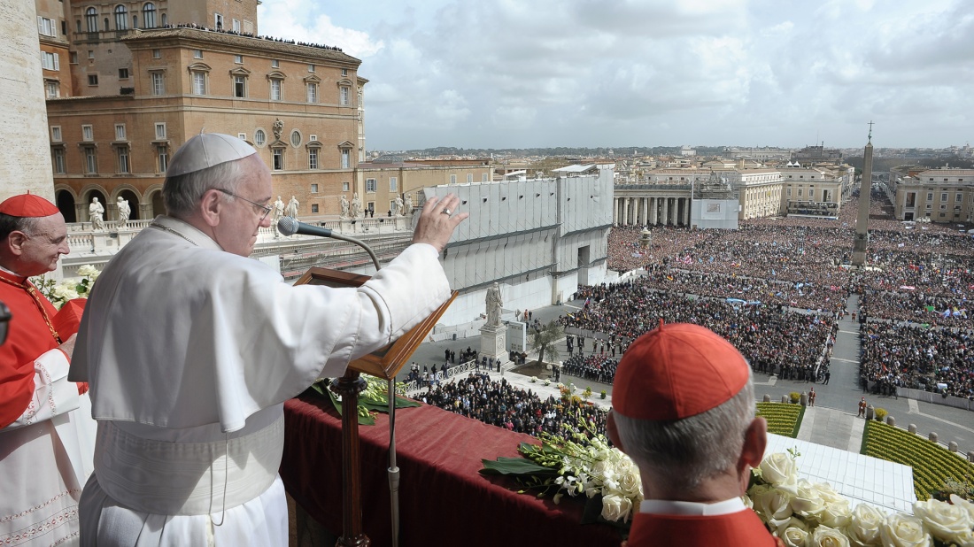 Papst Franziskus segnet am Ostersonntag auf dem Petersplatz die Menge