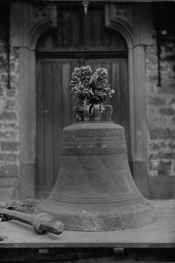 Eine Glocke samt Klöppel.