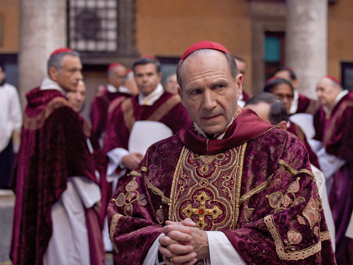 Filmszene aus 'Konklave' mit Schauspieler Ralph Fiennes als Cardinal Lawrence