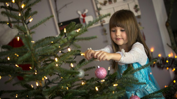 KInd am Weihnachtsbaum