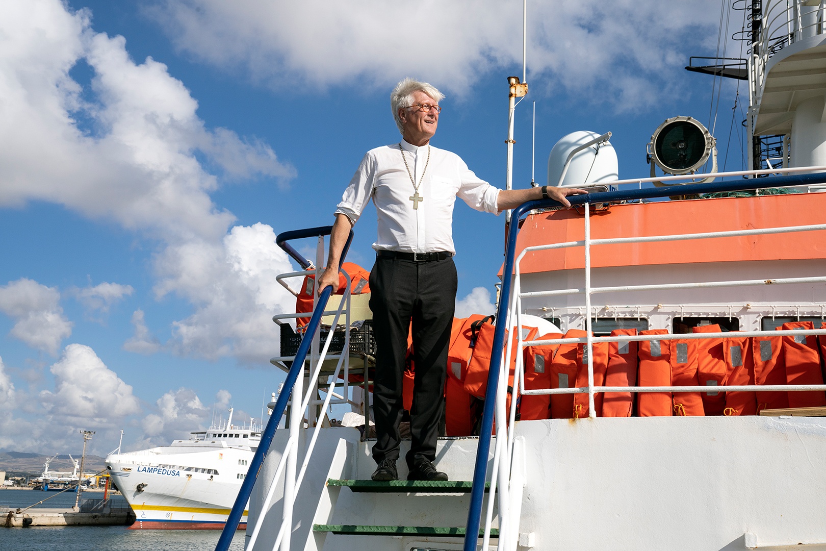 Heinrich Bedford-Strohm im Februar 2020 auf der Brücke des Schiffes "Sea-Watch 4"