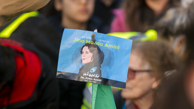 Weltweit demonstrieren Menschen ihre Solidarität mit der getöteten Jina Mahsa Amini und den Frauen im Iran 