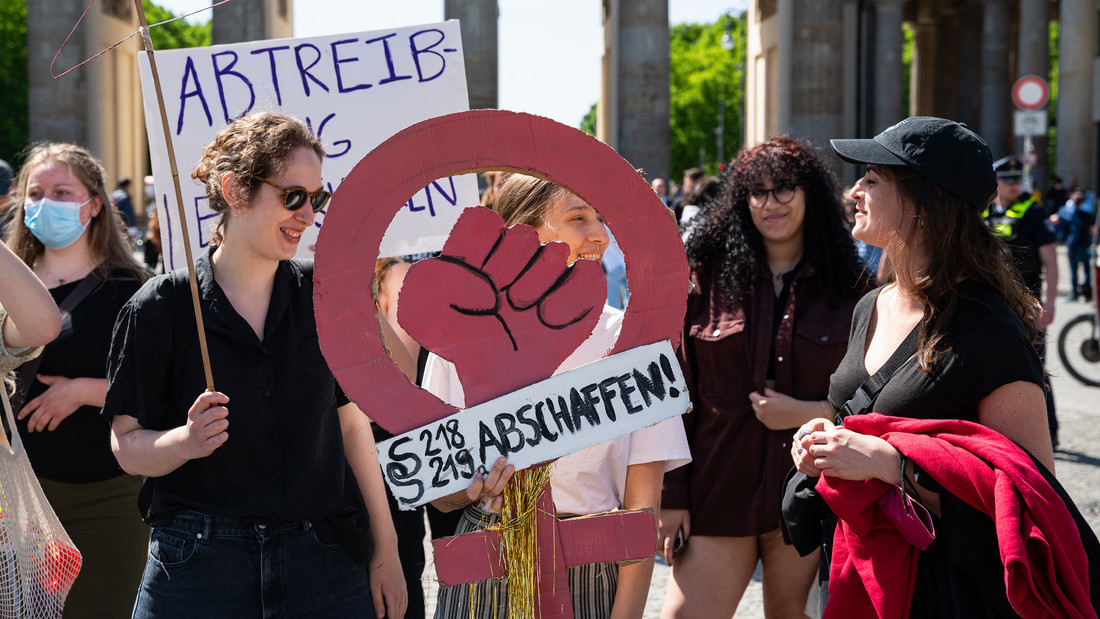 Junge Frauen demonstrierten im Mai 2022 vor dem Brandenburger Tor für das Recht auf Abtreibung