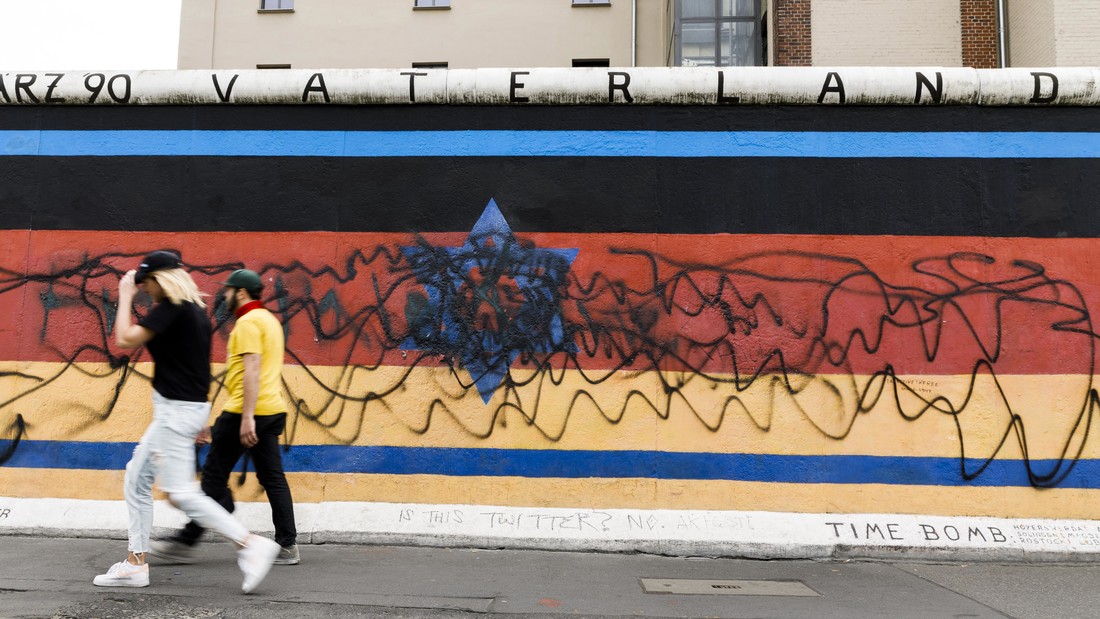 Das Wandbild "Vaterland" des Künstlers Günther Schäfer an der Berliner East Side Gallery entstand 1990. Seitdem wurde es zig Male mit antisemitischen Parolen beschmiert oder beschädigt - wie hier im Mai 2020.