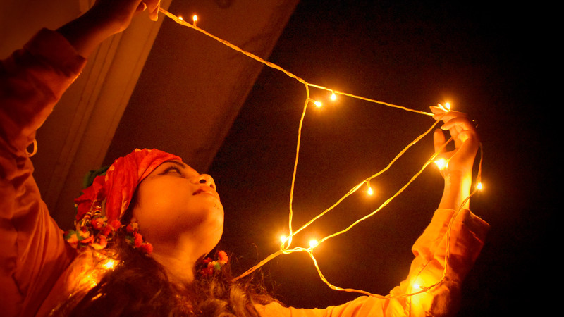 Indien, Frau mit Lichterkette