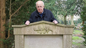 Theologe Klaus Dirschauer an seinem Grab
