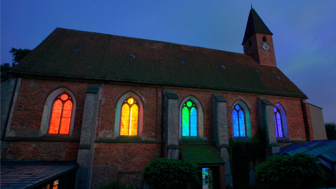 Lichtinstallation des Berliner Künstlers Götz Lemb in der evangelischen Klosterkirche im niedersächsischen Lilienthal bei Bremen.