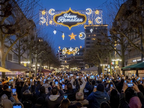 Menschen feiern den Beginn des Ramadan in der Frankfurter "Freßgass"
