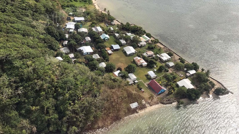 Eine Luftaufnahme des Dorfes Narikoso auf der Fidschi-Insel Ono aufgenommen am 19.10.2017. Wegen des steigenden Meerwassers aus dem Südpazifik müssen mehrere Häuser des Dorfes umgesiedelt werden. 