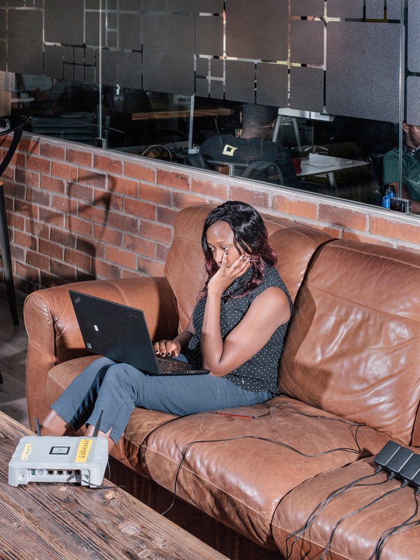 Auf dem Bild ist eine Mitarbeiterin des Startups Ushahidi zu sehen.