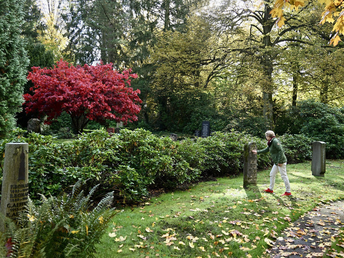 Dorothea Heintze auf dem Friedhof