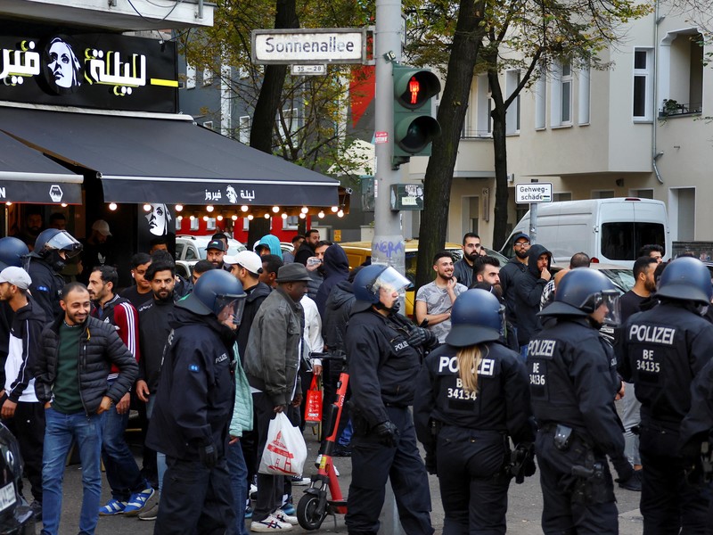 Polizisten beobachten eine pro-palästinensische Demonstration im Berliner Stadtteil Neukölln während des Konflikts zwischen Israel und der Hamas in Berlin, Deutschland, 11. Oktober 2023.  