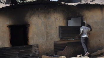 Ausgebranntes Haus in Nigeria