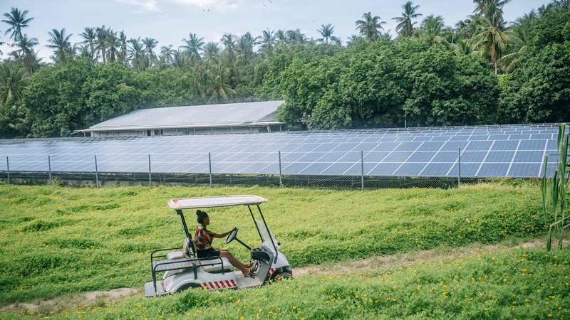 Tokelau ist die erste Nation, die 100% erneuerbare Energie für ihre täglichen Bedürfnisse verwendet. Die Anwohner nutzen Elektroautos, um die Inseln zu befahren.