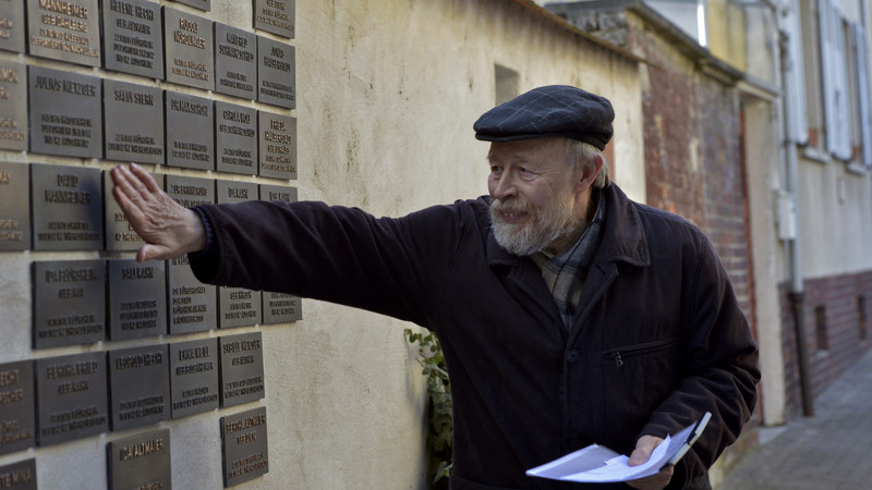 Werner Schiele vor den Gedenktafeln in Flörsheim