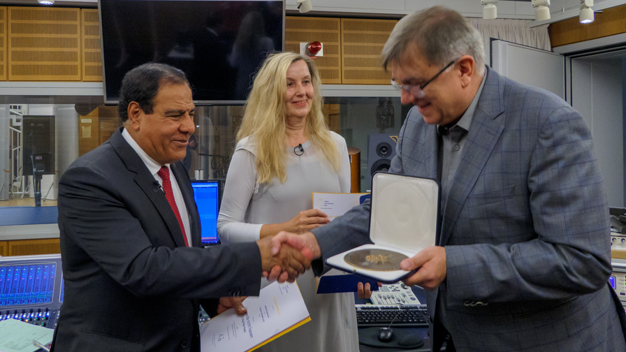 Gratulation an die Hörfunk-Preisträger Izzeldin Abuelaish und Claudia Johanna Leist, rechts: Dr. Thomas Dörken-Kucharz, Programmgeschäftsführer des Robert Geisendörfer Preises