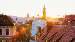 Blick über die Dächer einer Stadt mit Kirchtürmen