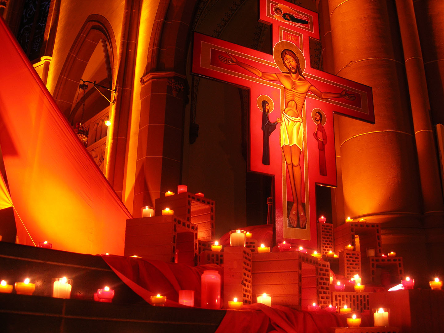 Taizé Kreuz beim Taizé -Gebet in Kölner Kirche St. Agnes.