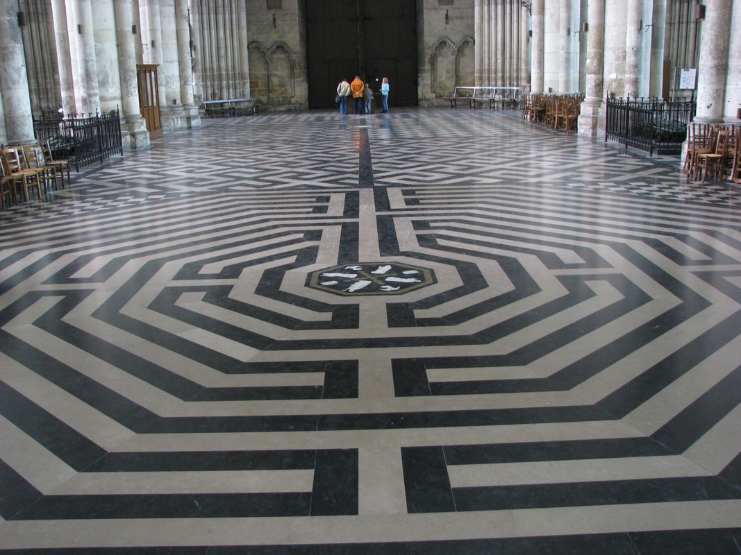 Bodenlabyrinth aus hellen und dunklen Steinfliesen in der Kathedrale von Amiens