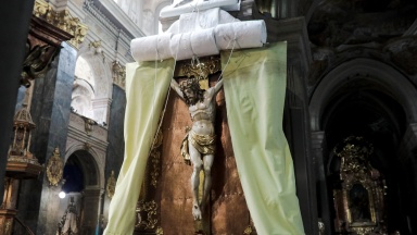 Das Kruzifix der Peter-und-Paul-Kirche in Lwiw ist zum Schutz vor Bombenangriffen mit Tüchern versehen