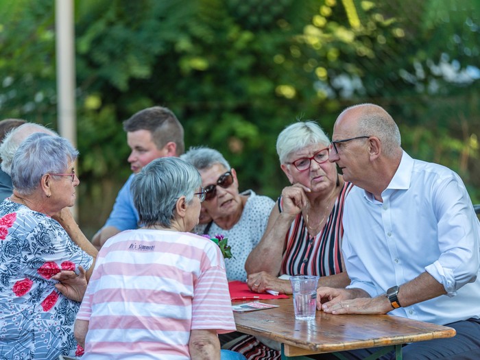 Dietmar Woidke, Ministerpräsident und SPD-Landesvorsitzender Brandenburg, spricht beim Strohballenfest mit Besuchern der Wahlkampfveranstaltung. Bis zum 29. August ware 24 Strohballenfeste im Land Branden