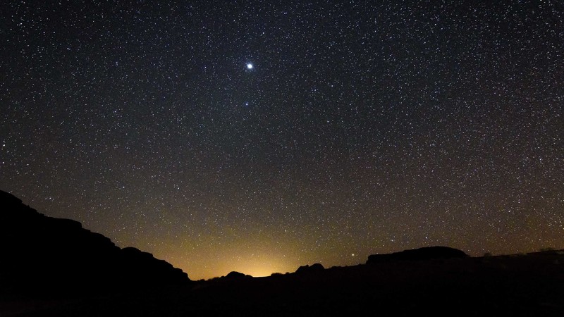 Sternenhimmel über der Wüste von Wadi Rum im Süden Jordaniens