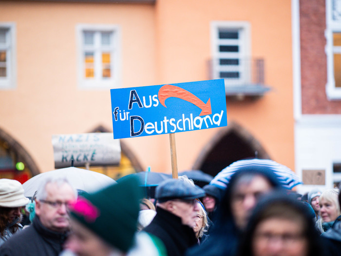 Bürgerinnen und Bürger protestieren gegen Rechtsextremismus unter dem Motto "Nie wieder ist jetzt"