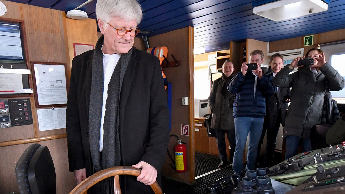 Heinrich Bedford-Strohm steht im Februar 2020 auf der Brücke im Rettungsschiff Sea-Watch 4.
