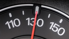 Gechwindigkeitsanzeige im Auto auf 130 km/h