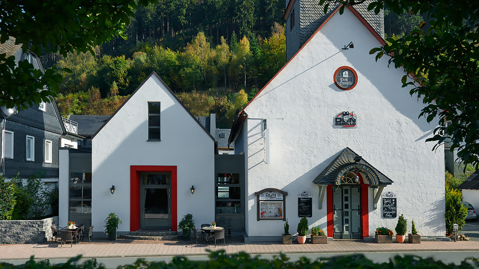 Zwei Kirchengebäude von "Don Camillo" 