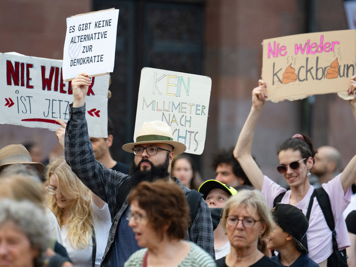 Gegen Rassismus und die Politik der AfD demonstrieren mehrere hundert Menschen vor der Paulskirche in Frankfurt. 3.9.2024