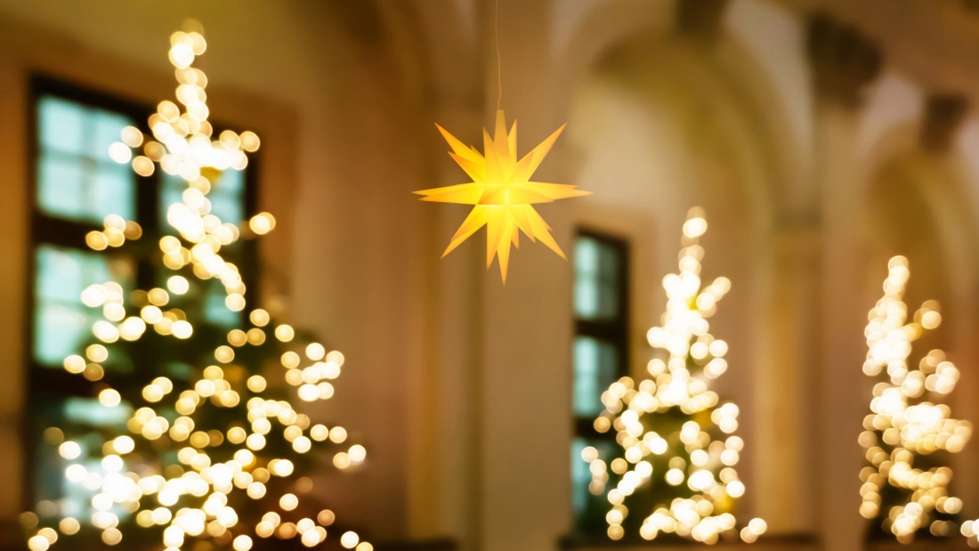 Stern in Kirche mit Weihnachtsbäumen