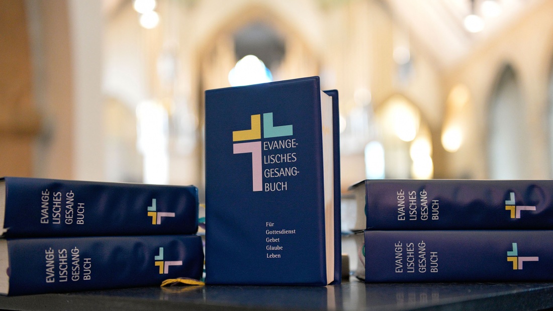 Evangelische Gesangbücher in der Leonardskirche in Stuttgart
