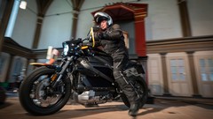 Der hessische Motorradpfarrer Thorsten Heinrich sitzt auf einer elektrischen Harley-Davidson in der Bergkirche Niedergründau