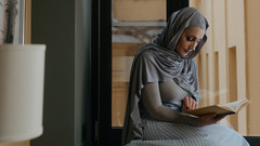Muslima liest ein Buch