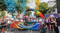 Politiker unterm Regenbogen beim CSD in Hamburg