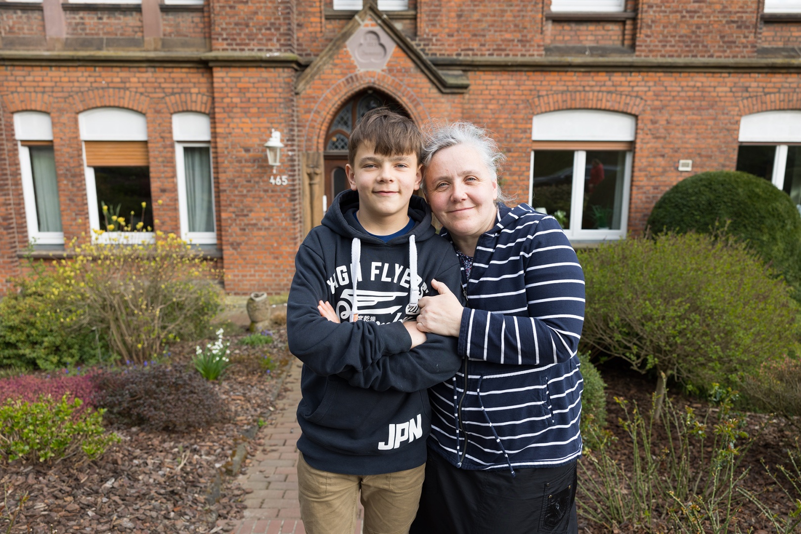 Ludmilla und ihr Sohn vor dem Pfarrhaus