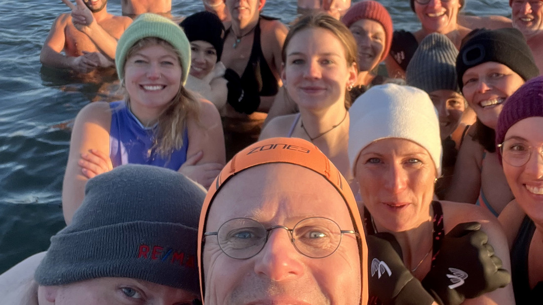 Gruppenbild von Badern am Strand vor der Insel Föhr: Schwimmen mit Uwe