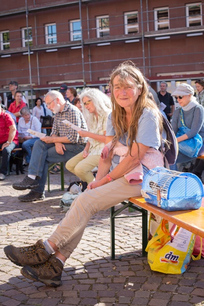 Birgit Sihn hat ihren Spatz im Vogelkäfig mitgebracht