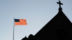 Kirche und Amerikaflagge