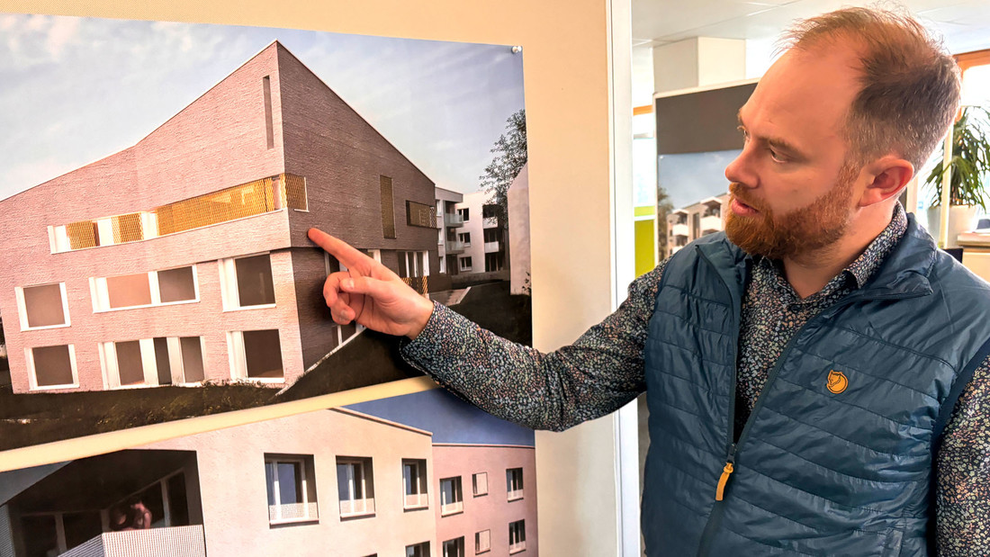 Daniel Kurzius von der Firma Mörk erklärt an einem Foto moderne Kirchenbauten. 