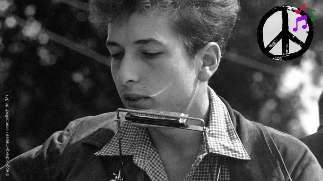 Bob Dylan 1963 mit Mundharmonika
