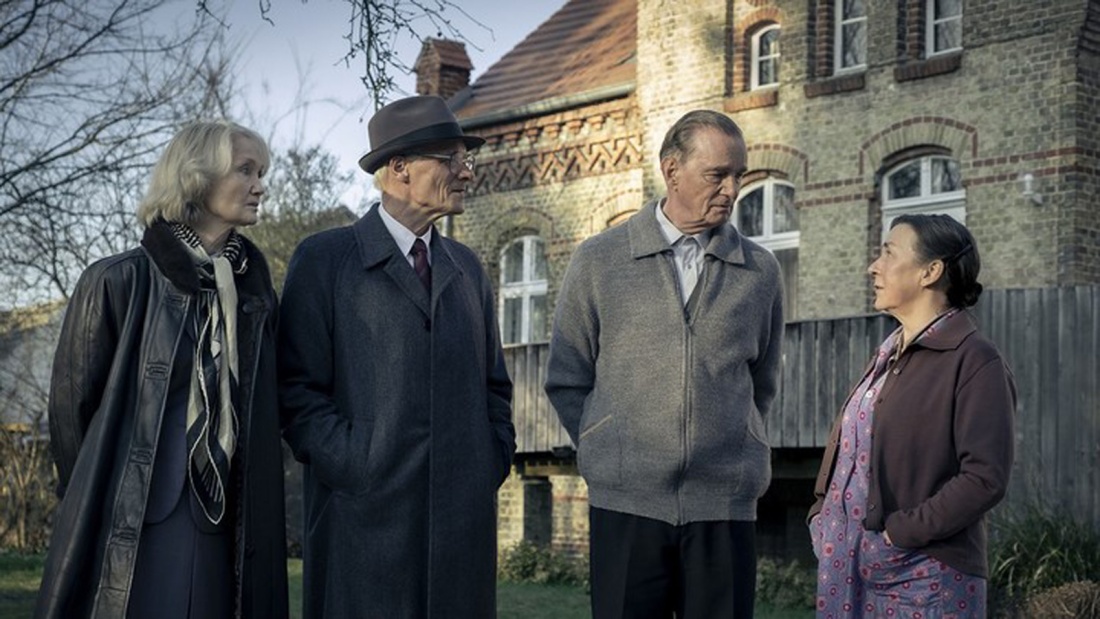 Von links: Margot Honecker (Barbara Schnitzler), Erich Honecker (Edgar Selge), Uwe Holmer (Hans-Uwe Bauer), Sigrid Holmer (Steffi Kühnert). 