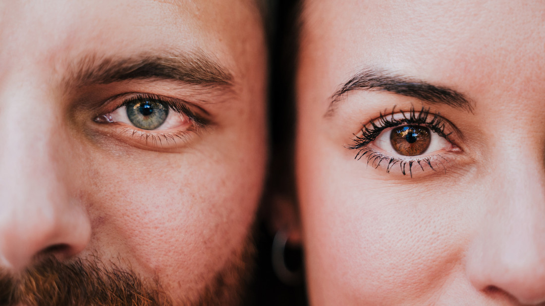 Nahaufnahme der Gesichter zweier Personen mit Fokus auf den Augen und den Wangen