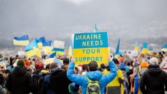 Auf einer Friedensdemo in Vancouver, Kanada hält ein Mann ein Schild hoch: Ukraine needs your support