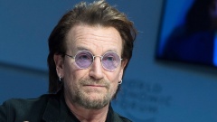  Bono ist Sänger von "U2" und gläubiger Christ.