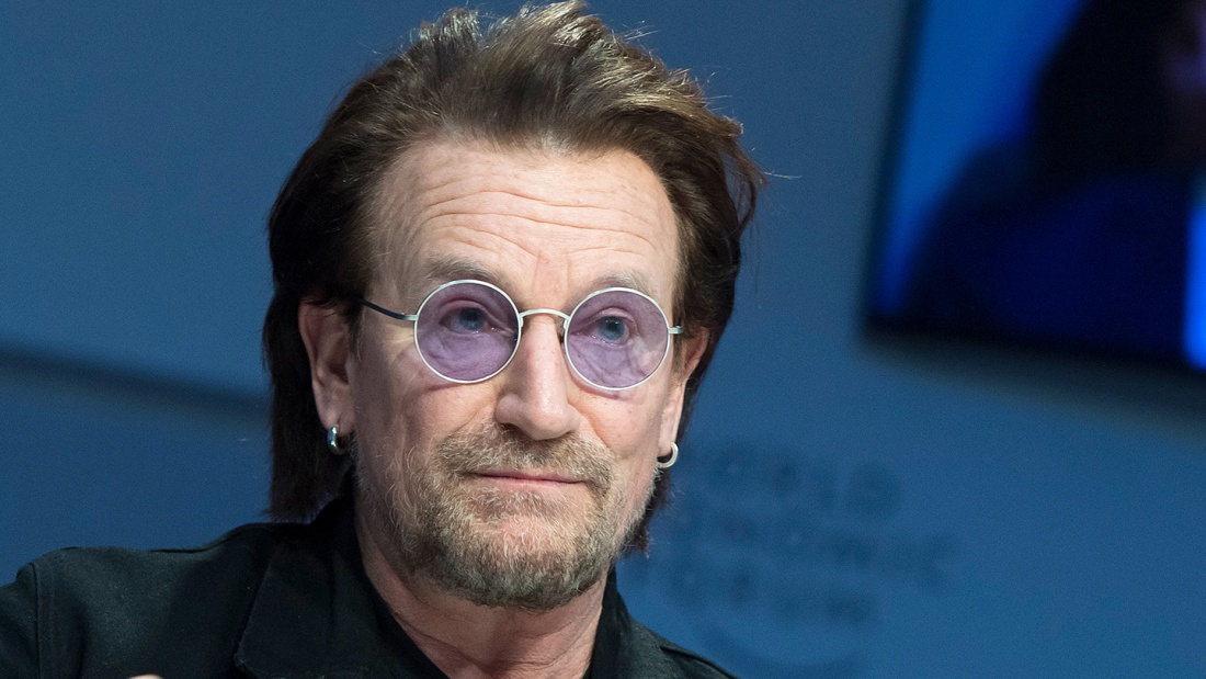  Bono ist Sänger von "U2" und gläubiger Christ.